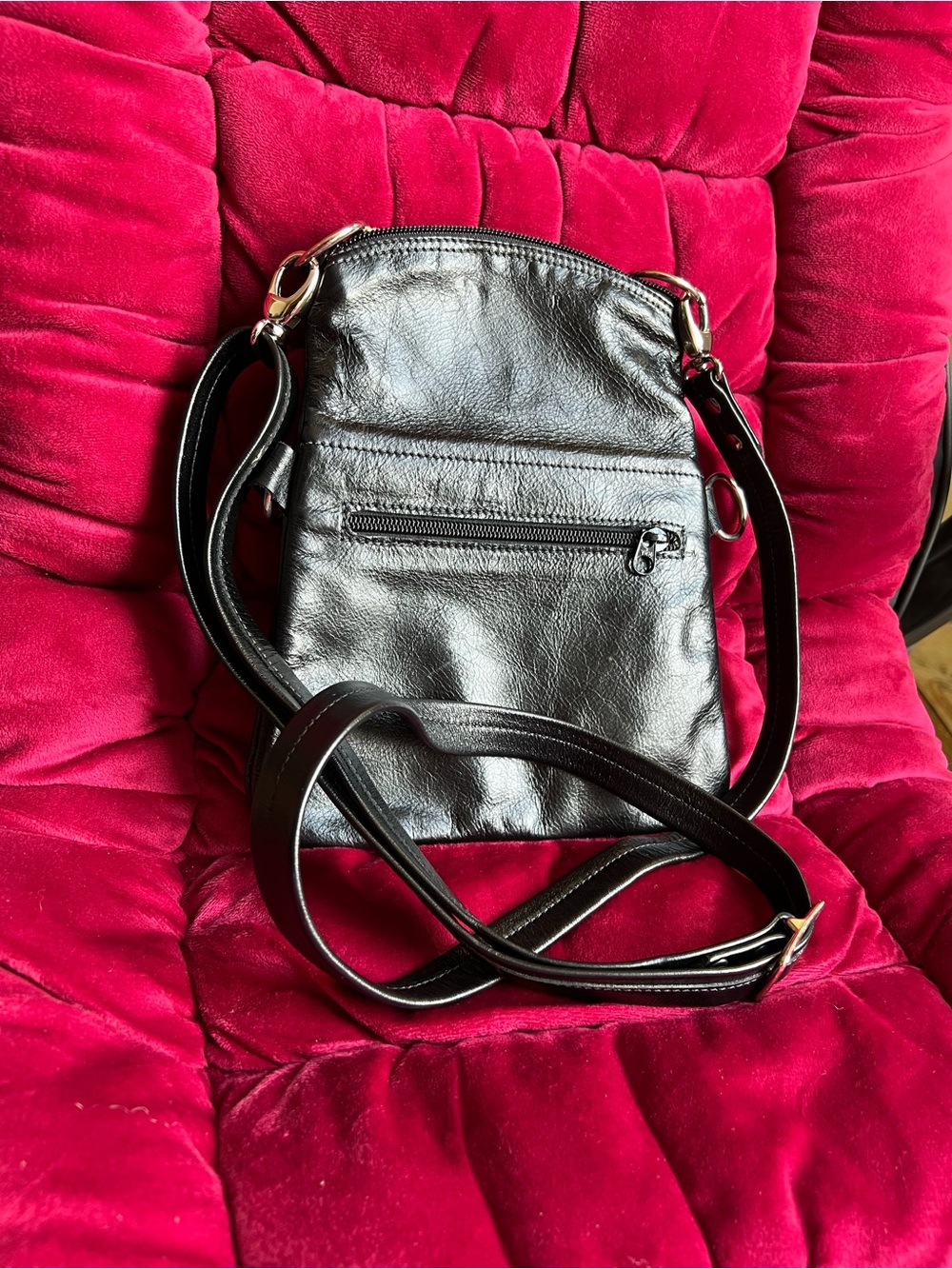 Classic Black Leather Crossbody Bag - Sleek Everyday Carry